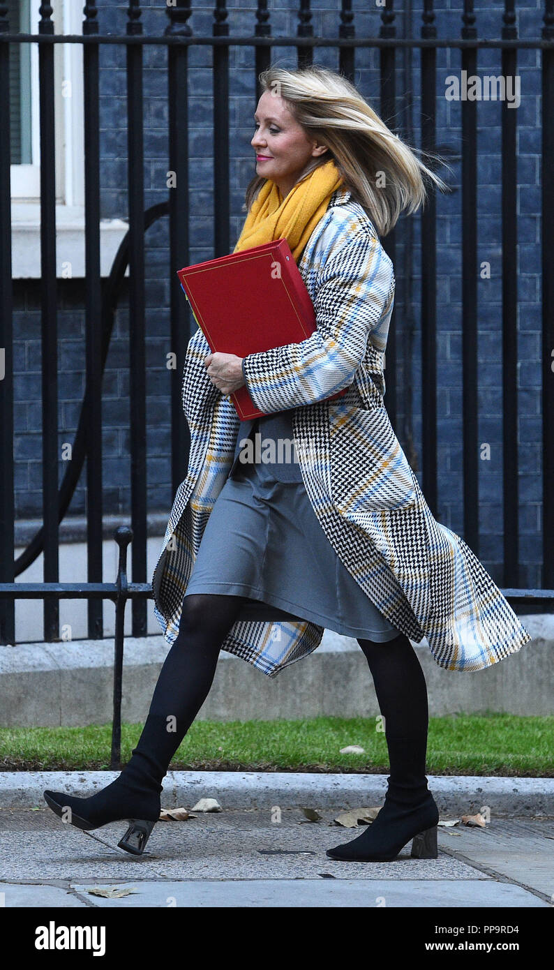 Arbeit und Altersversorgung Sekretärin Esther McVey kommt in Downing Street, London, für eine Sitzung. Stockfoto