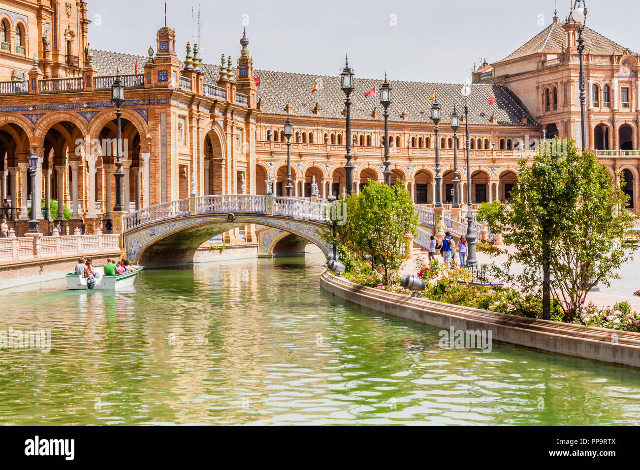 Blick auf den Kanal und palastartigen Gebäude an der Plaza de Espana, Sevilla, Spanien. Stockfoto