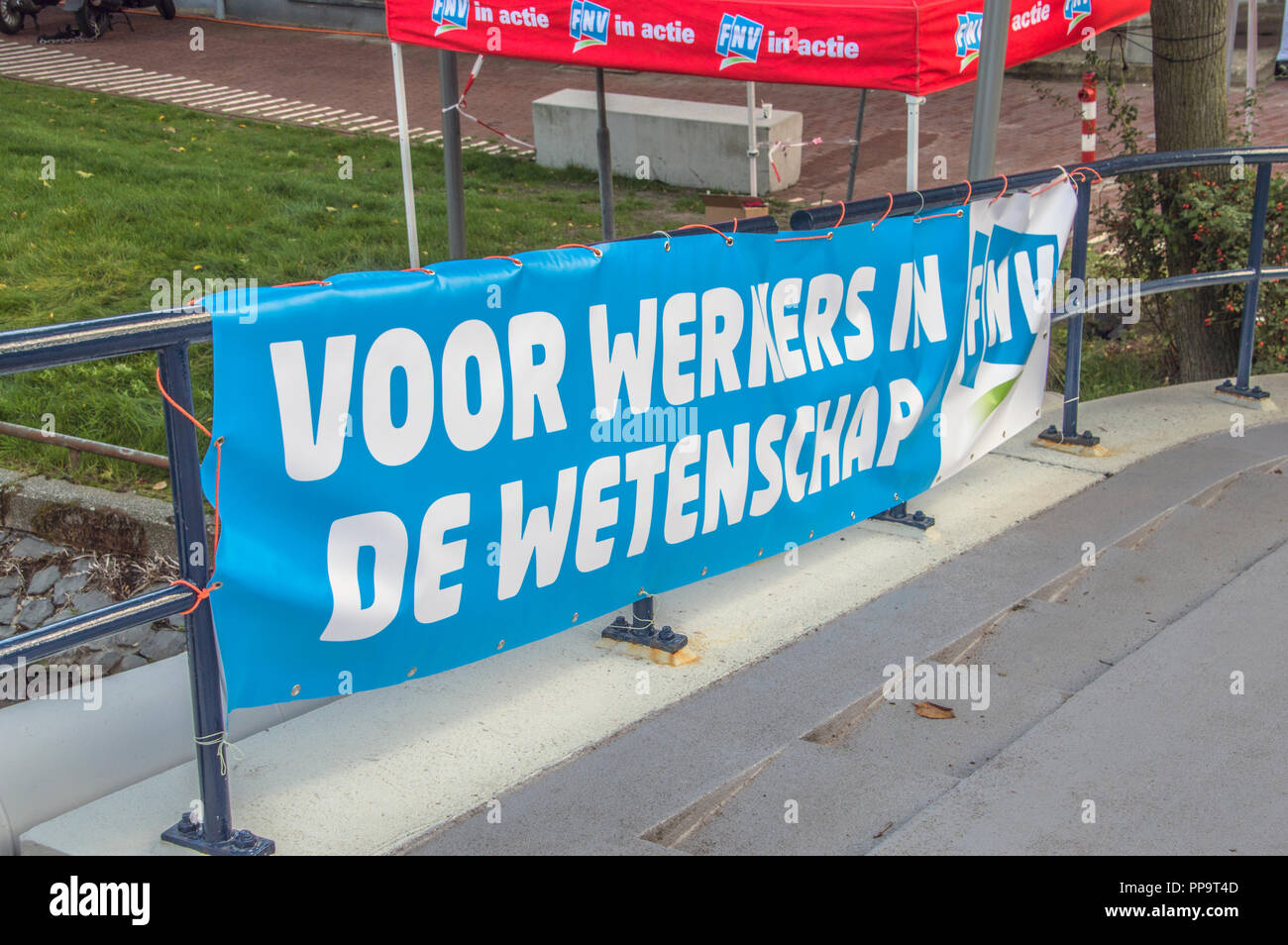 UVA-Studenten Unterricht folgen Außerhalb gegen die Kürzungen im Bildungsbereich zu protestieren. FNV vorhanden. Die Niederlande 2018 in Amsterdam. Stockfoto