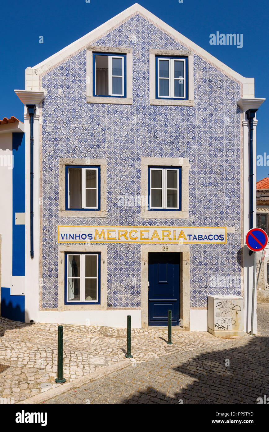 Schöne Fassade eines alten Cafe mit Azulejos in der Stadt Cascais, Portugal abgedeckt Stockfoto