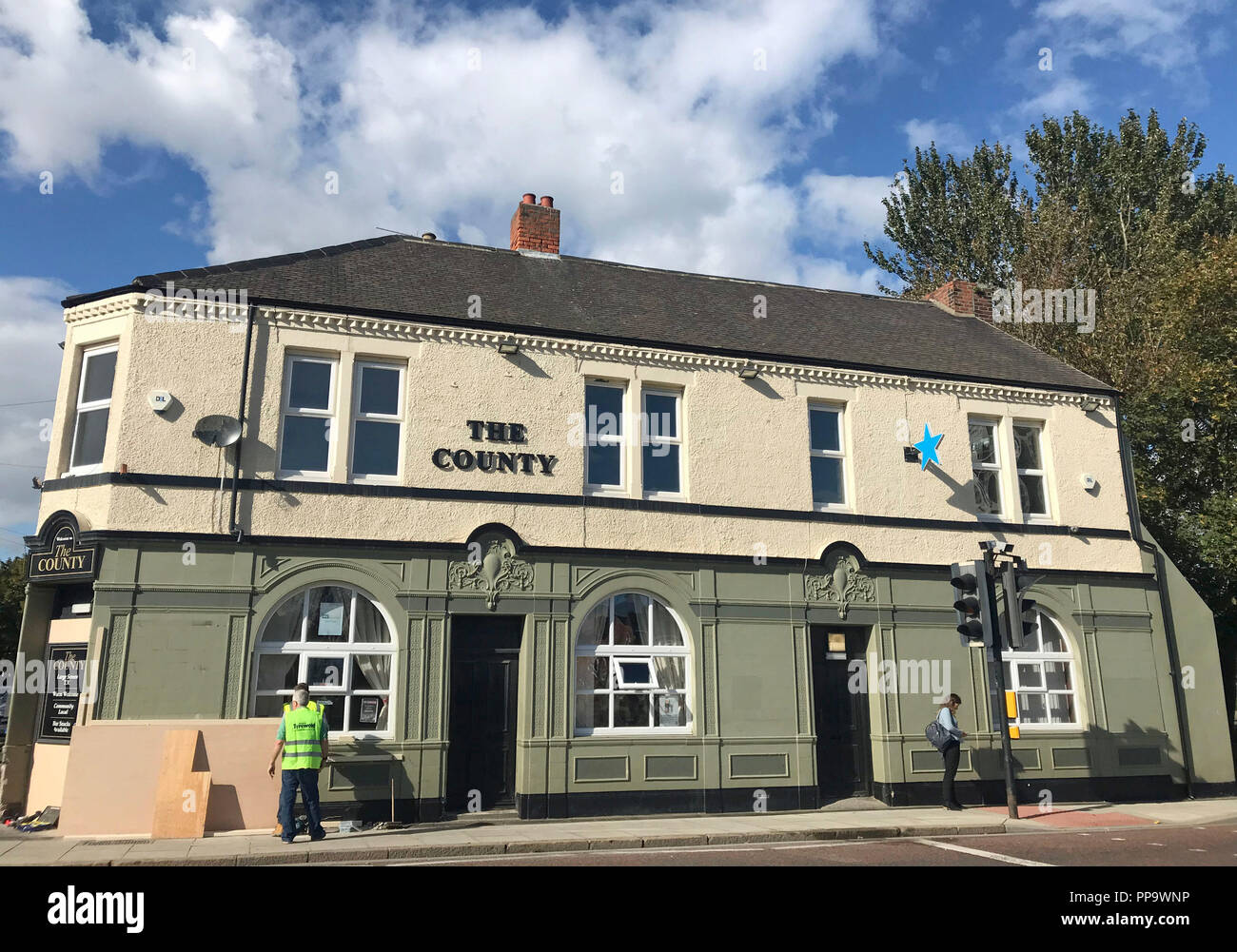 Die Szene, die außerhalb des Landes Hotel pub auf Walker Road, Newcastle, in dem ein 54-jähriger Fußgänger starb, nachdem er durch ein Auto um 10:00 Uhr am Sonntag, die zuvor von den Offizieren wurden geschlagen wurde. Stockfoto
