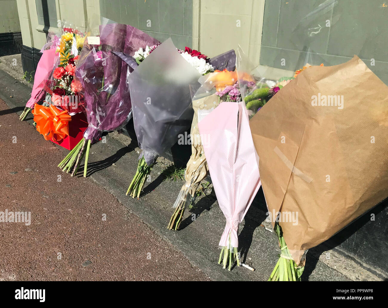 Floral Tribute an der Szene außerhalb des Landes Hotel pub auf Walker Road, Newcastle, in dem ein 54-jähriger Fußgänger starb, nachdem er durch ein Auto um 10:00 Uhr am Sonntag, die zuvor von den Offizieren wurden geschlagen wurde. Stockfoto