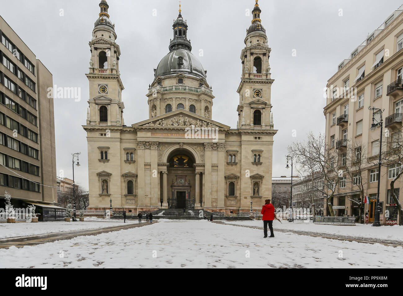 Die Straßen von Budapest an einem Wintertag und St.-Stephans-Basilika Stockfoto