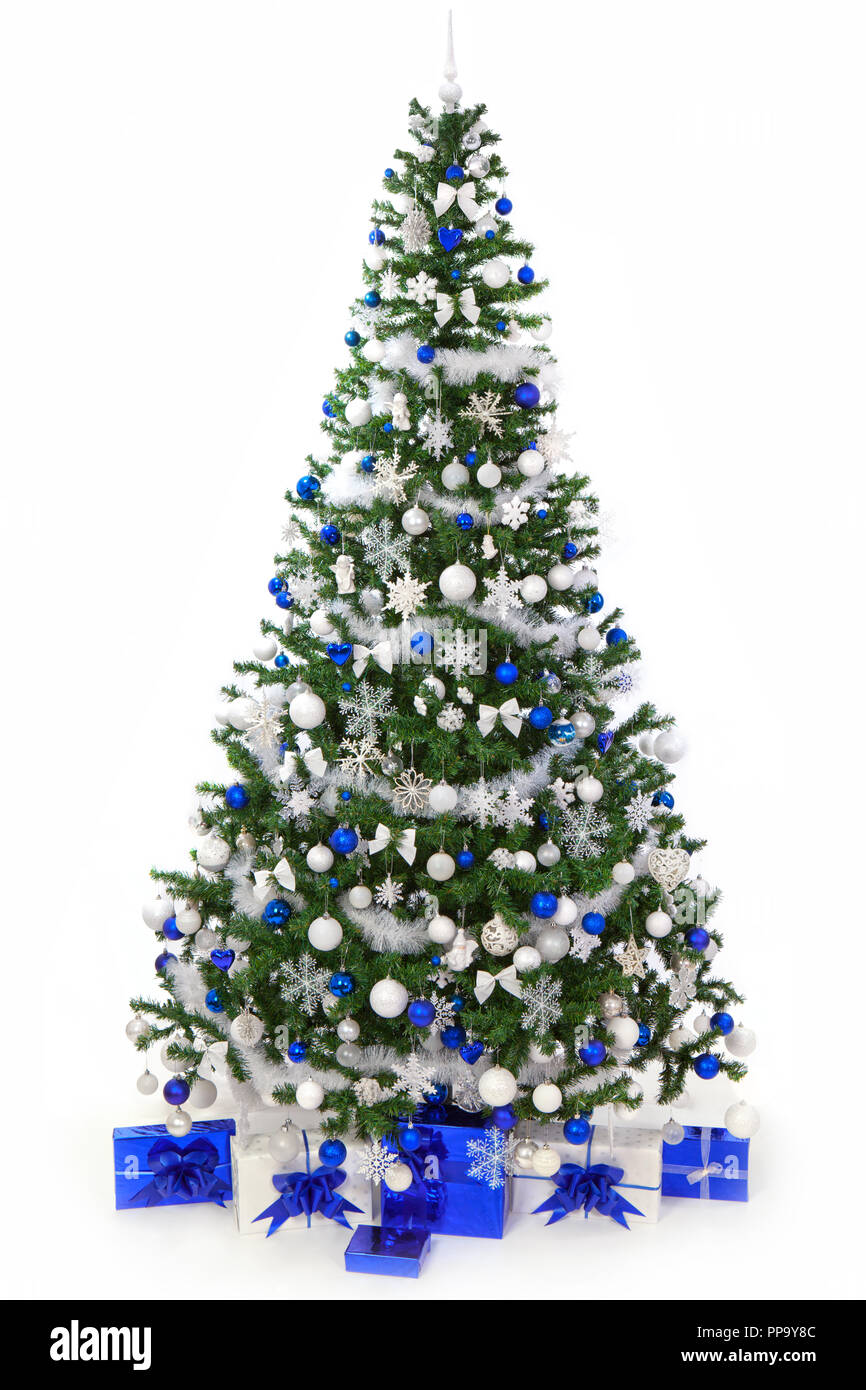Studio geschossen von einem reich geschmückten Weihnachtsbaum mit