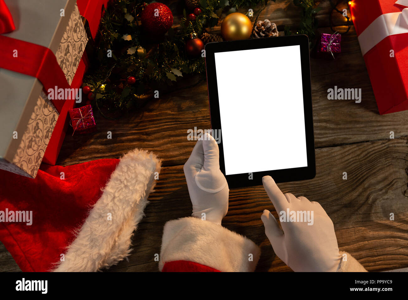 Santa Claus Hände mit digitalen Tablet Stockfoto