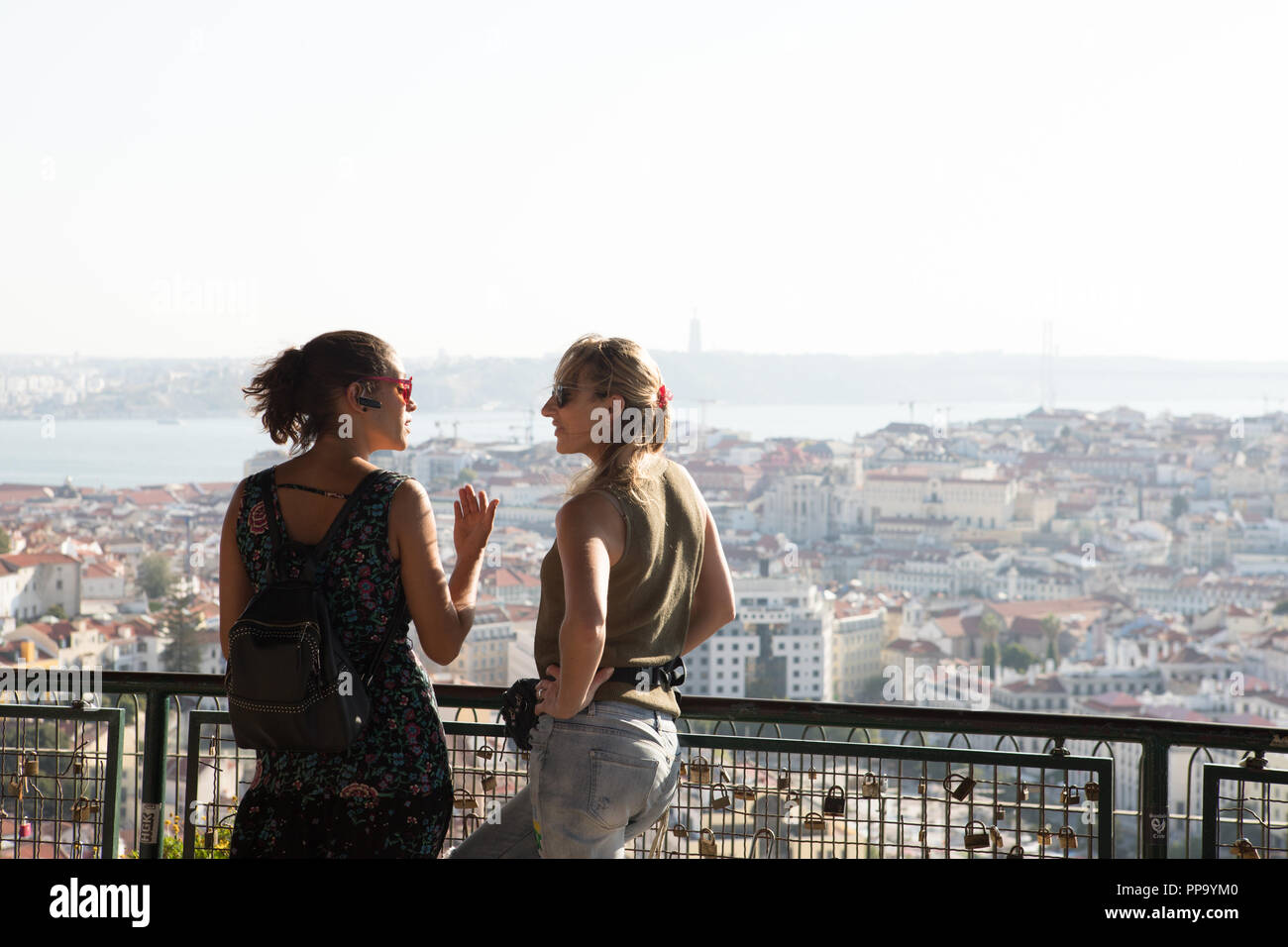 Lissabon Portugal, Szene von zwei Frauen sprechen in der Panoramablick auf die Stadt Stockfoto