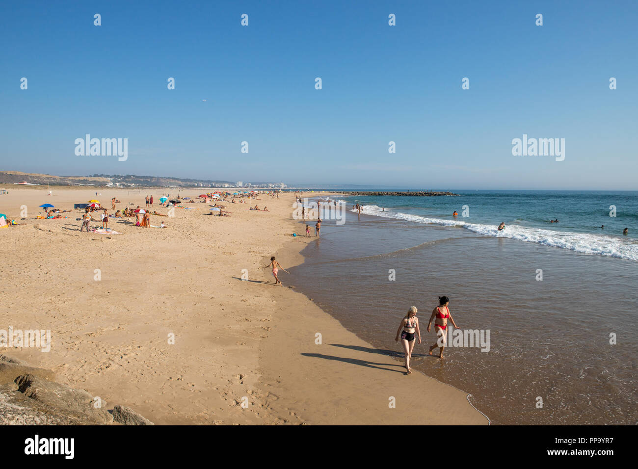 Portugal Strand, Cova Do Dampf. Menschen Stockfoto