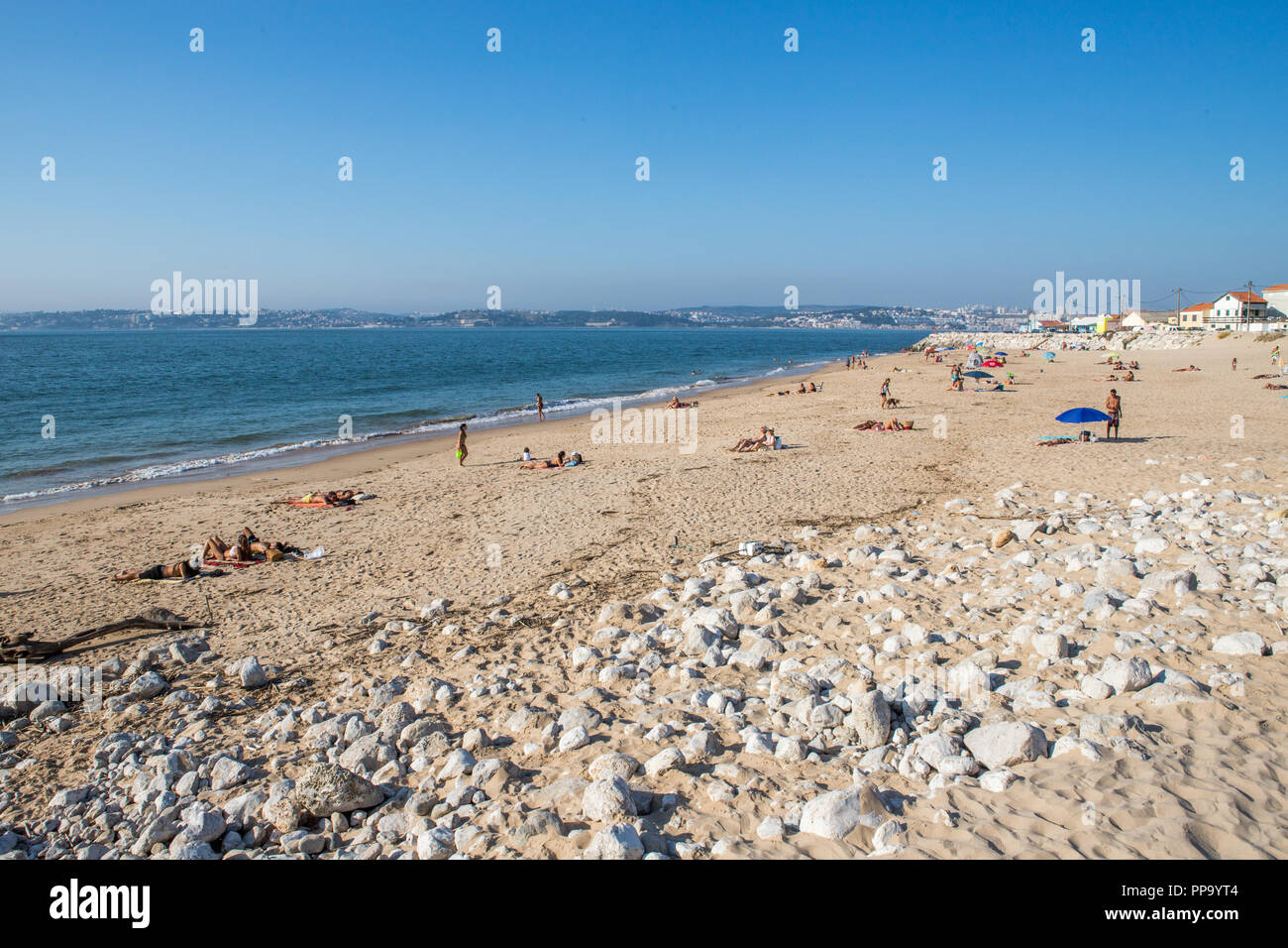 Portugal Strand, Cova Do Dampf. Menschen Stockfoto
