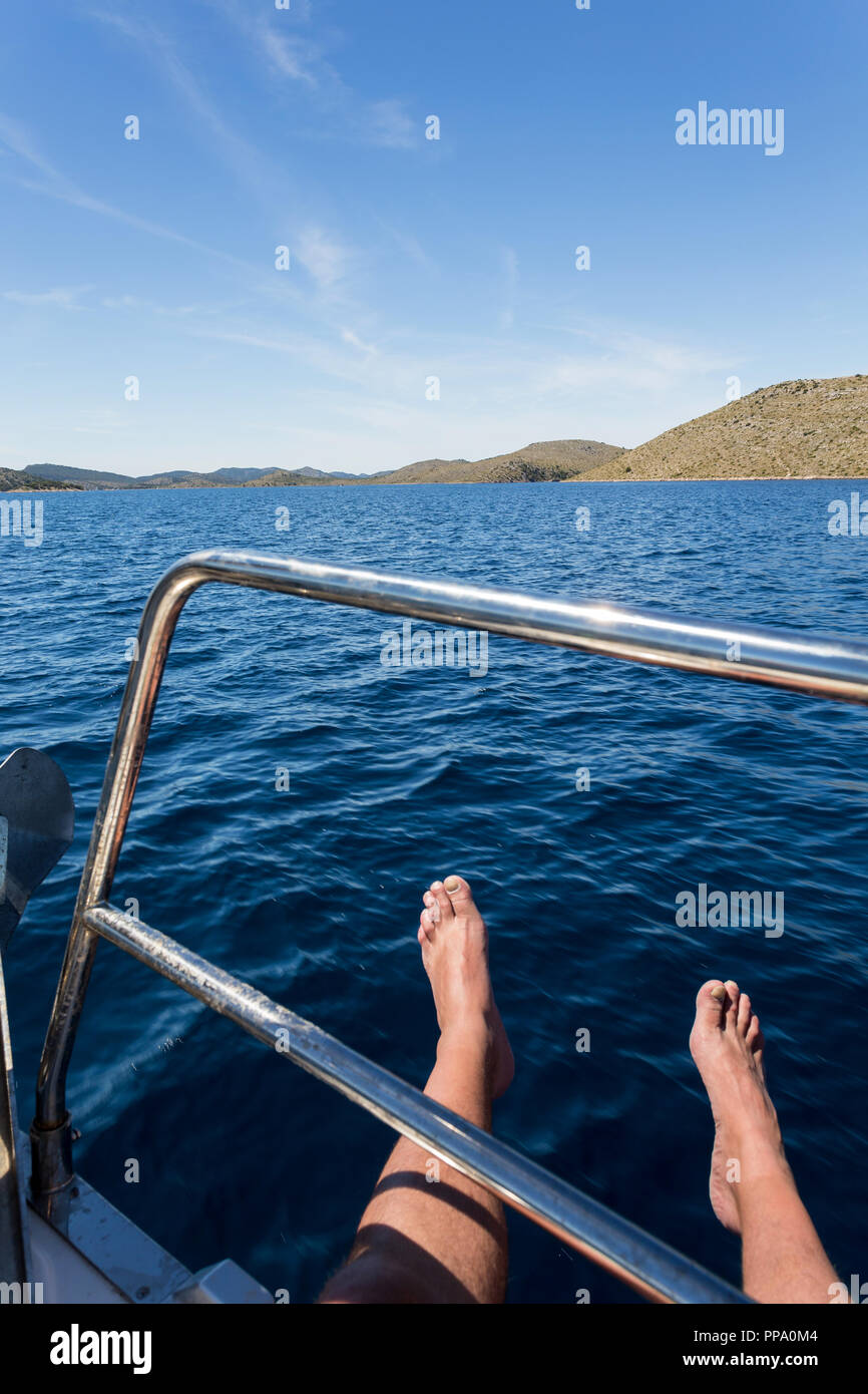 Yachtcharter Urlaub an der Adria in Kroatien. Yacht Rennen. Beine auf dem Boot. Stockfoto