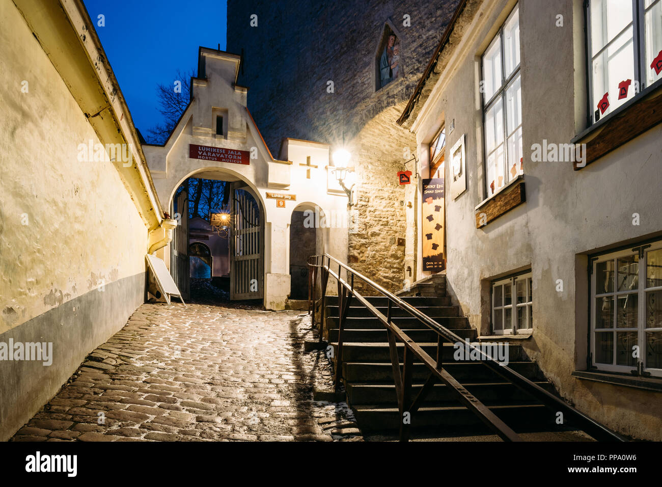 Tallinn, Estland - 4. Dezember 2016: Abendlicher Blick von kurzen Bein Straße ist Wicklung Fußgängerzone ca. 40 Meter lang, mehr wie eine Treppe. Stockfoto