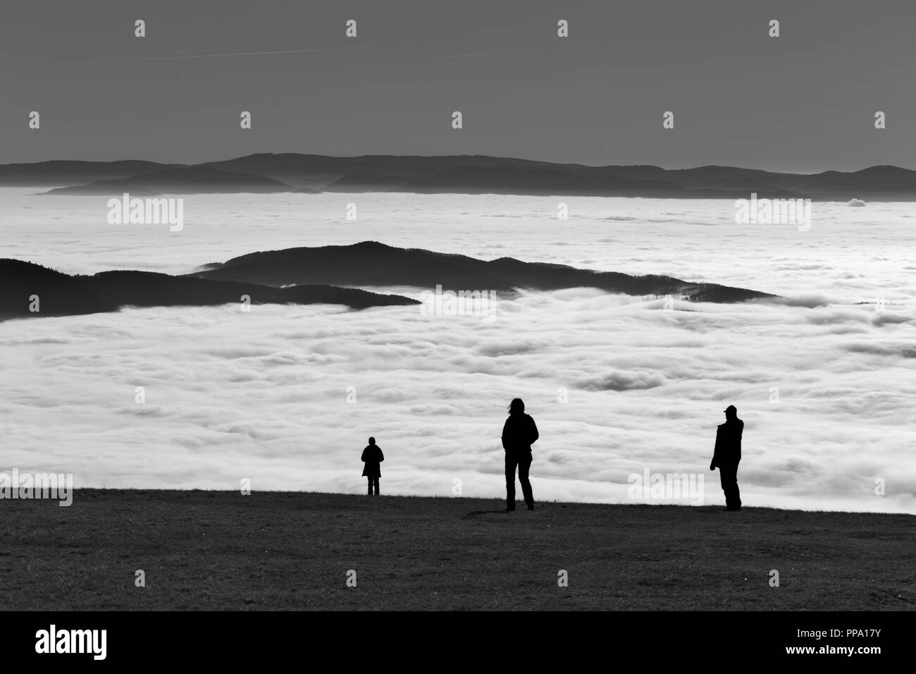 Familie Reise auf der muontain über Wolken Stockfoto