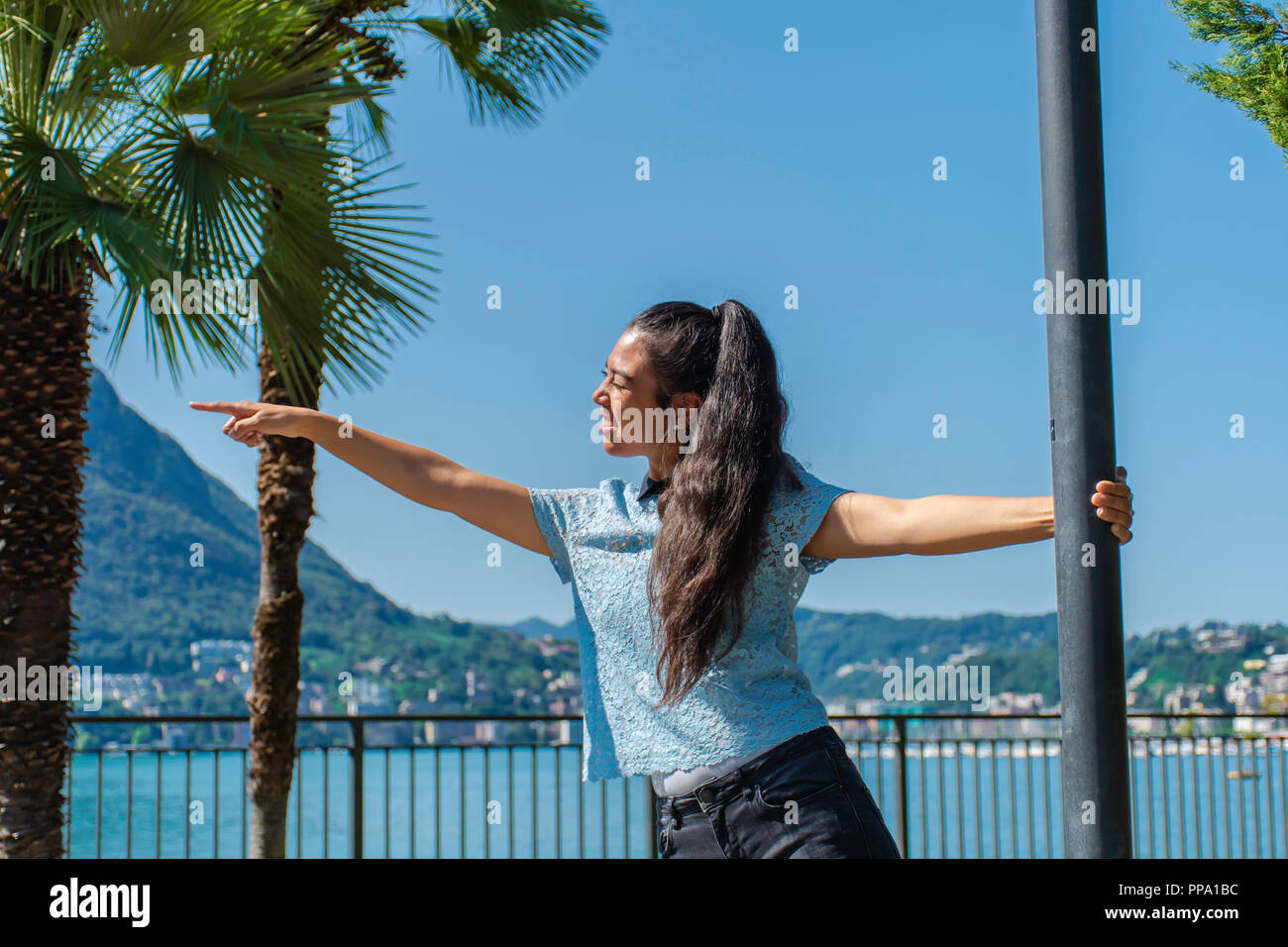 Mädchen an der Gärten weit zeigen - Mädchen an den Gärten weit zeigend - Ragazza ai Giardini che Indica lontano Stockfoto