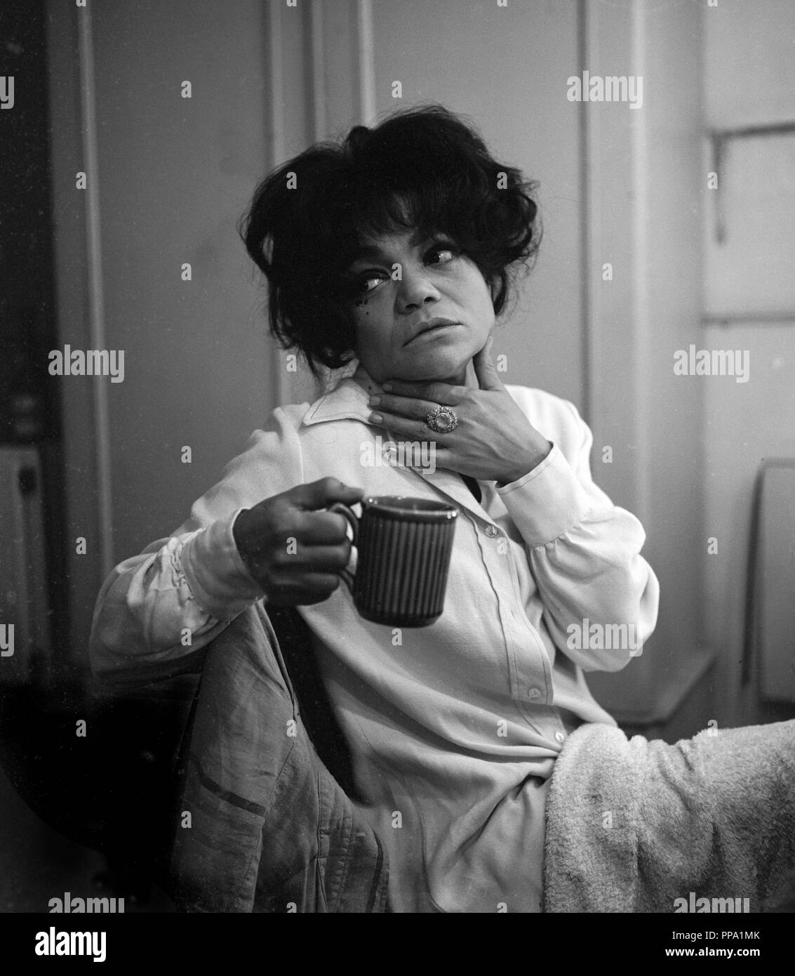 Die amerikanische Sängerin und Schauspielerin Eartha Kitt in ihrer Garderobe Zimmer am