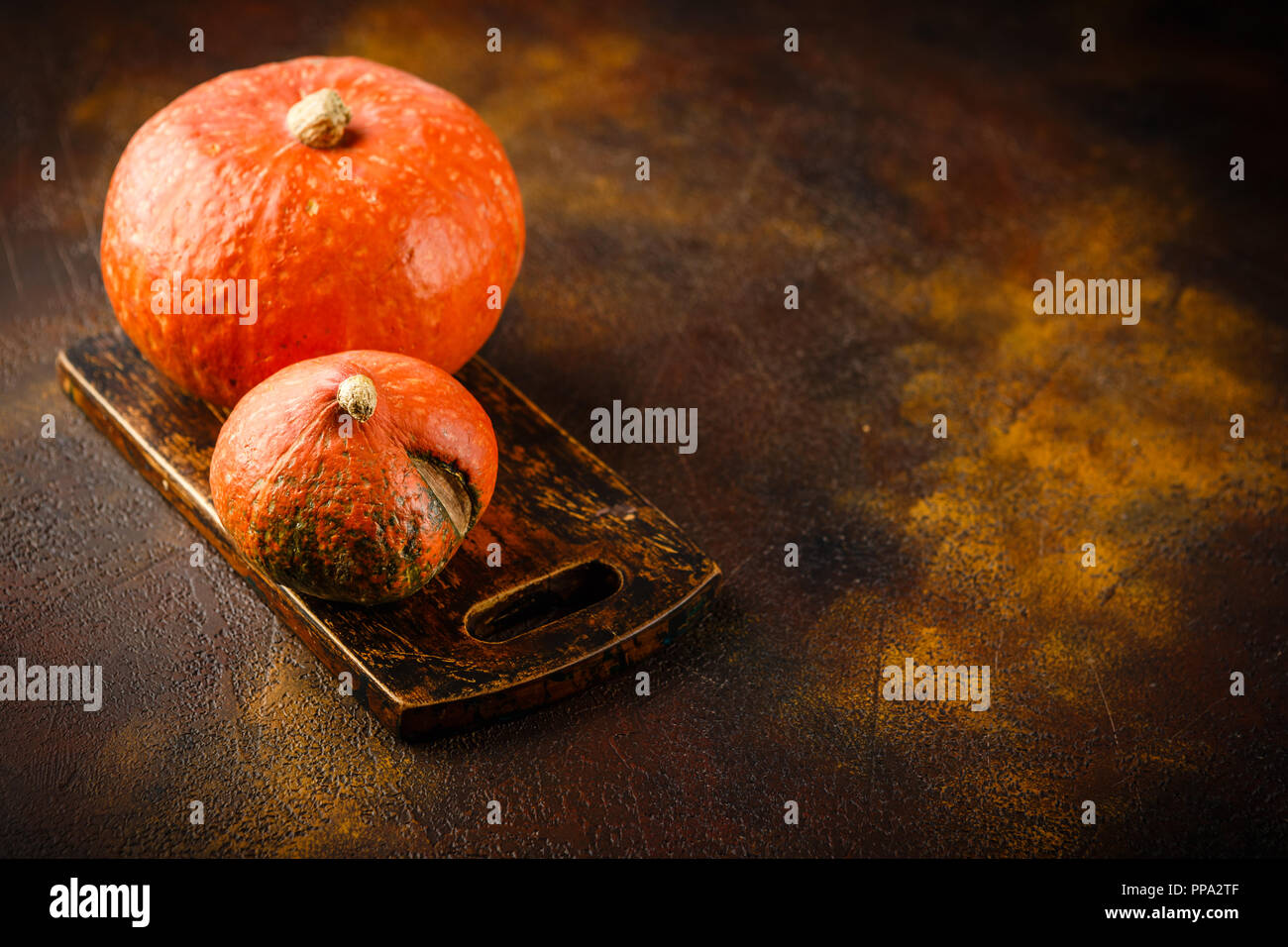 Herbst Kürbis Danksagung Hintergrund - orange Kürbisse über Rusty Hintergrund Stockfoto