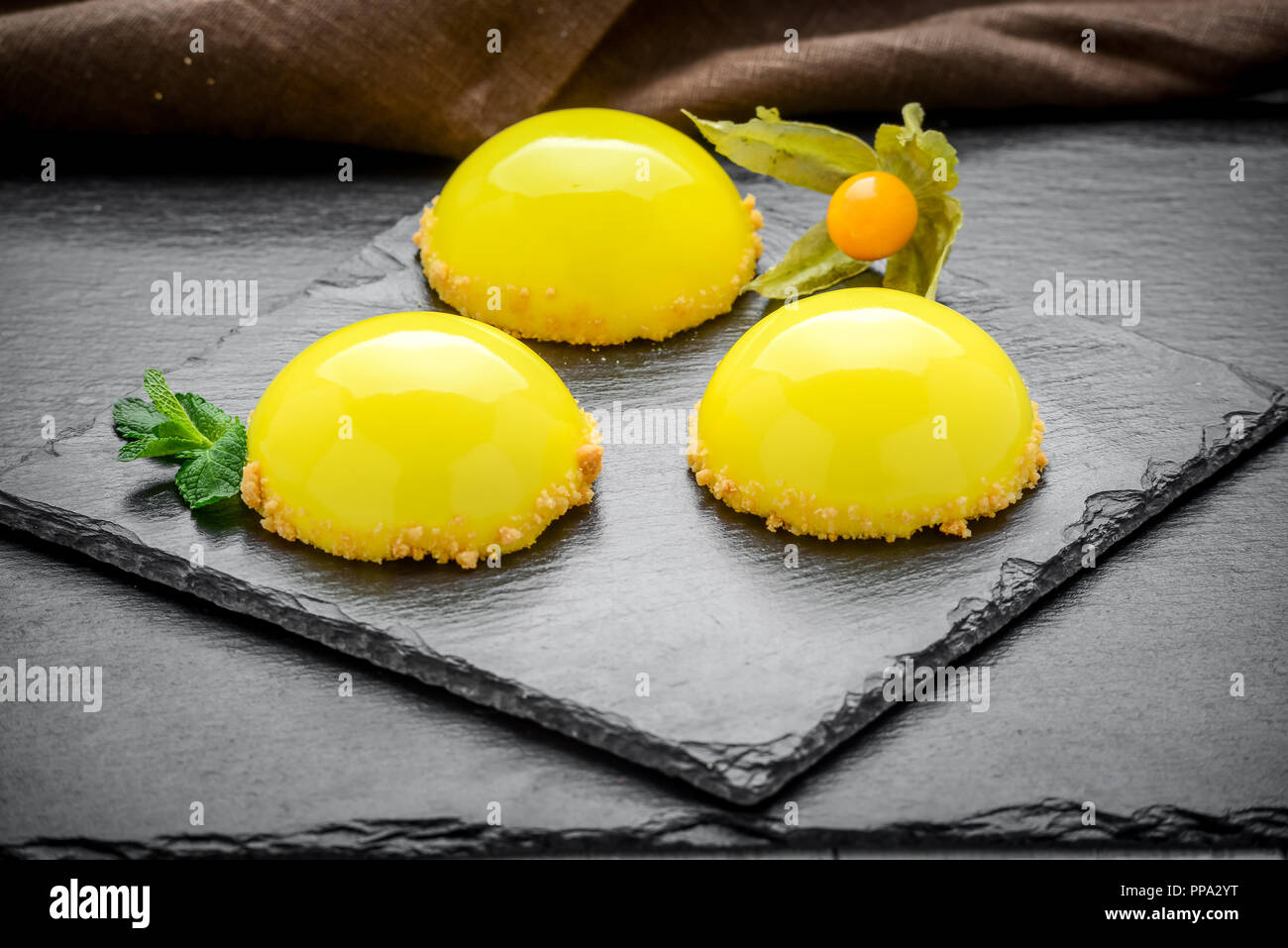 Trendy Mousse Cake mit Spiegel Glasur dekoriert. Stockfoto