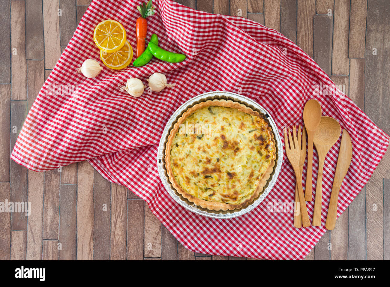Lauch Quiche pie und geräuchertem Lachs Stockfoto