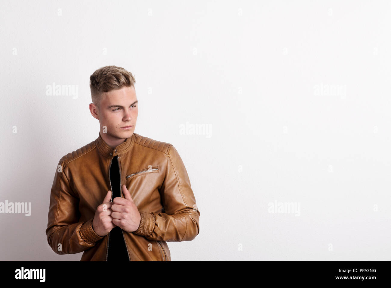 Porträt einer ernsthaften jungen Mann in einem Studio, das Tragen Jacke. Kopieren Sie Platz. Stockfoto