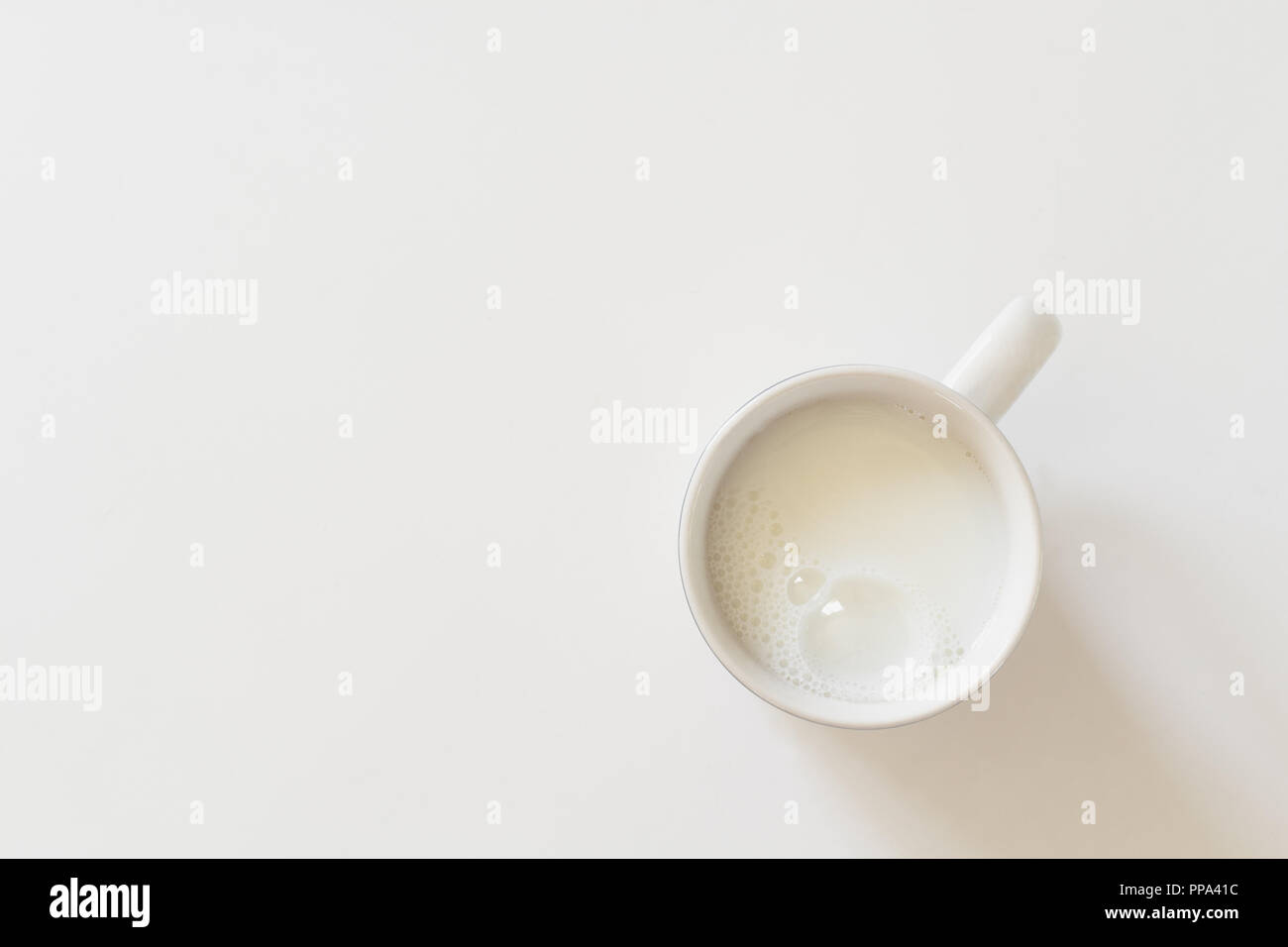 Köstliche Tasse Milch auf Weiß mit kopieren. Von oben nach unten anzeigen. Stockfoto