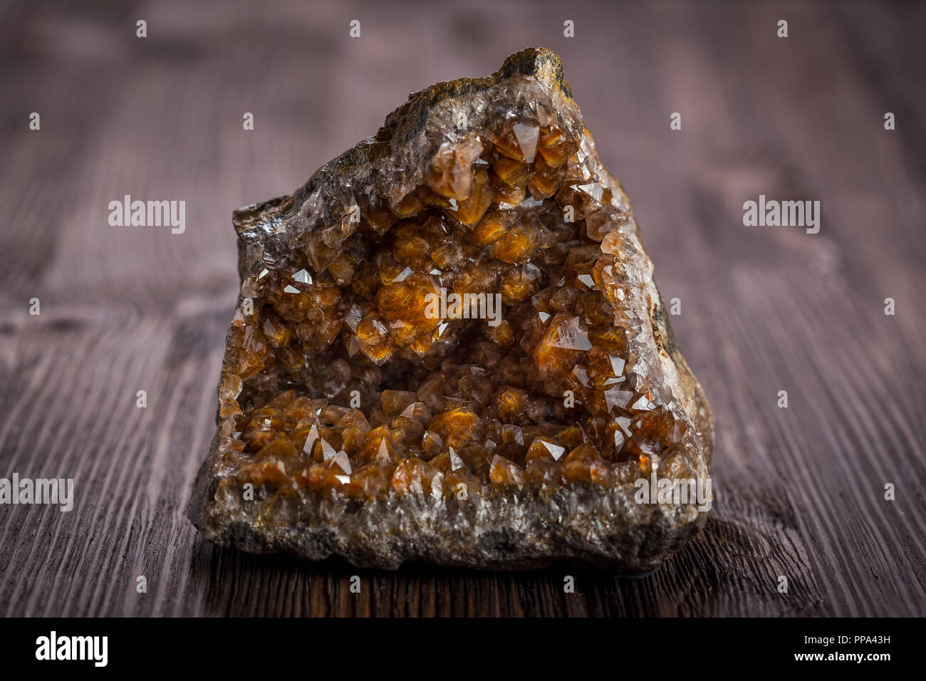 Druse quartz auf einem dunklen Hintergrund - Mangyshlak, Kasachstan Stockfoto