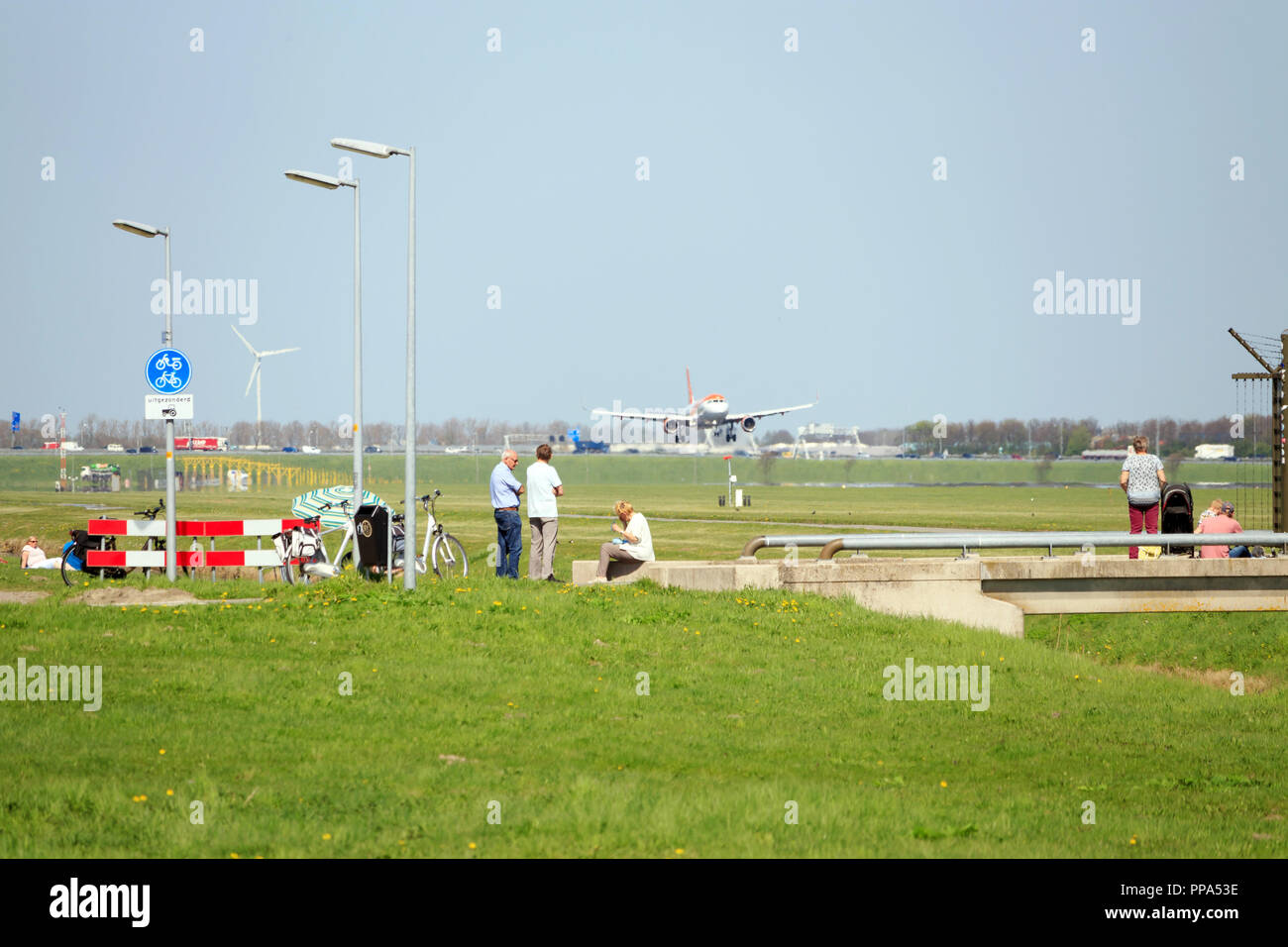 Amsterdam, Niederlande - 18 April 2018: Leute, Plane Spotting bei De Polderbaan Start- und Landebahn Stockfoto