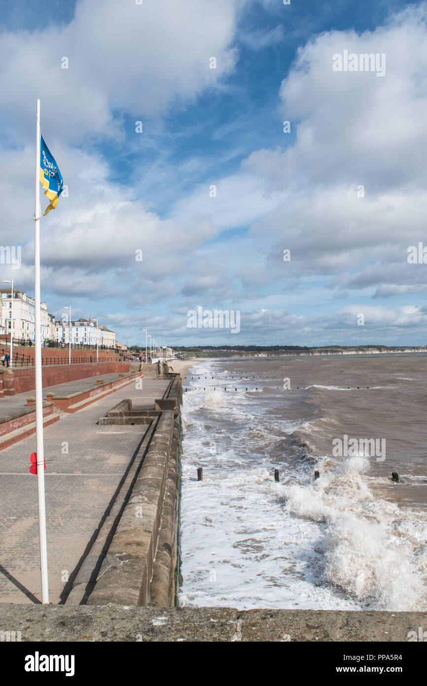 Rauhe See planschen gegen die Kaimauer in Bridlington an einem hellen, sonnigen September Stockfoto