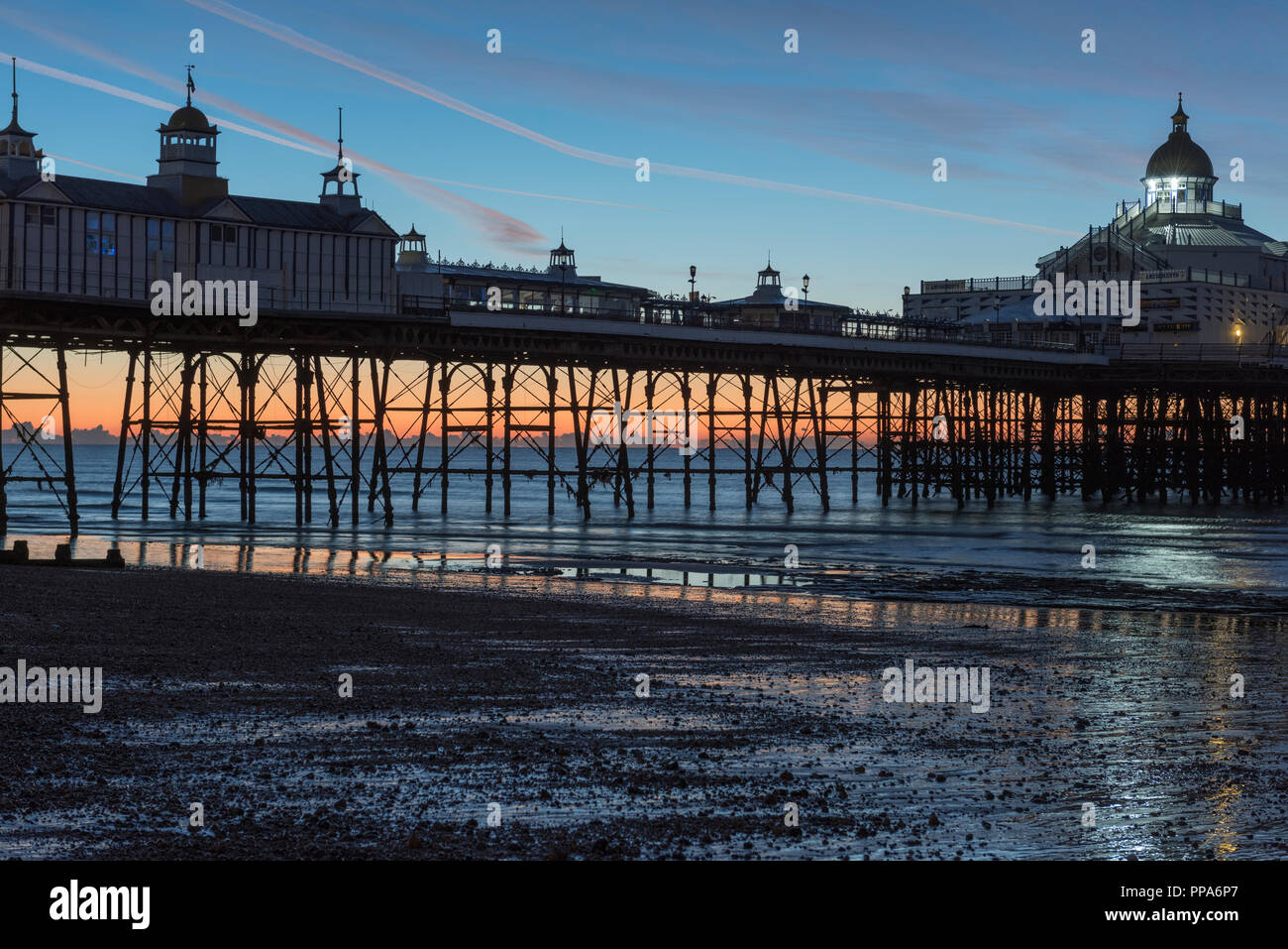 Am frühen Morgen in Eastbourne Pier, in der Grafschaft East Sussex, an der Südküste von England in Großbritannien. Stockfoto