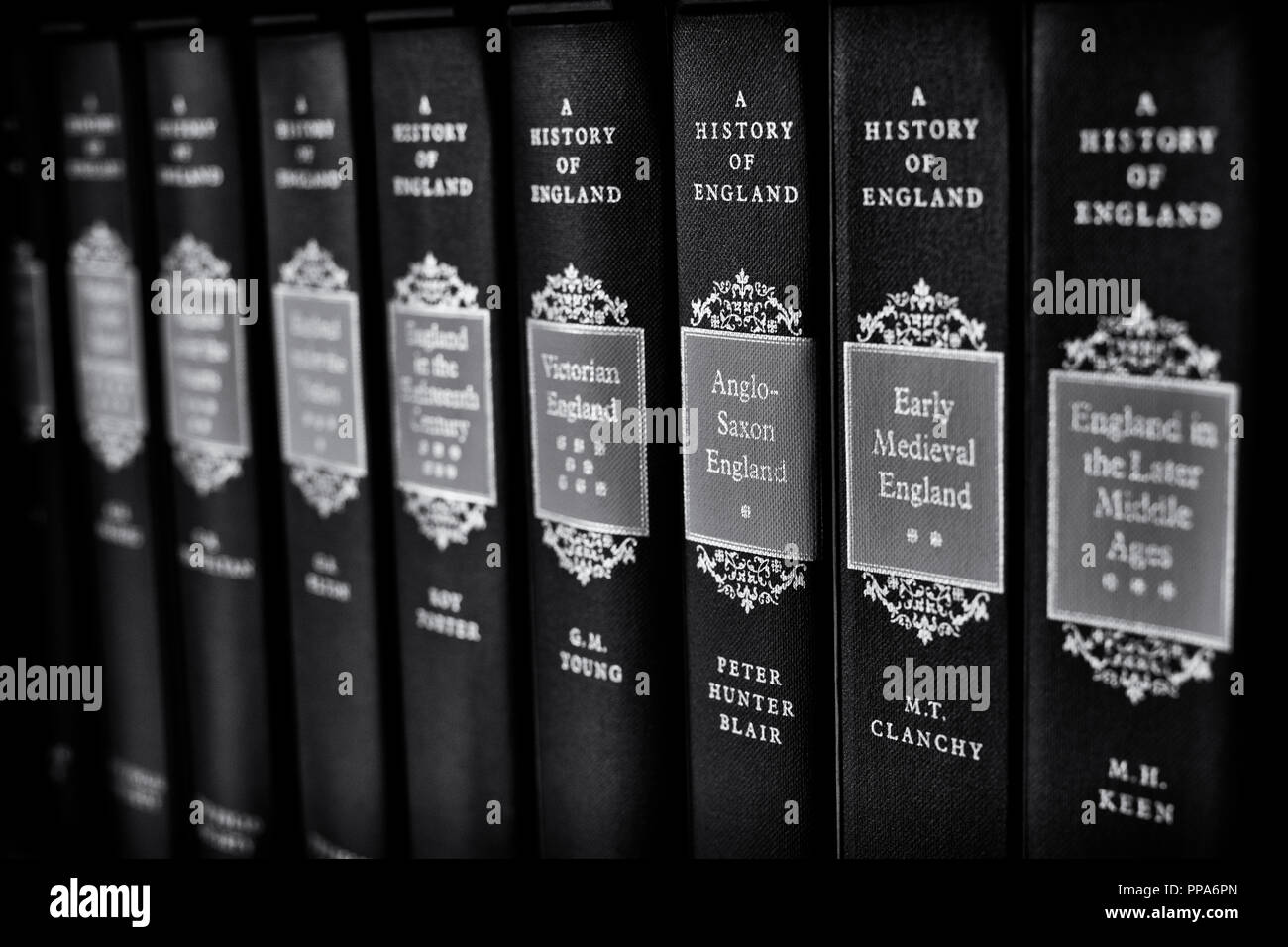Eine Geschichte von England Bücher im Regal.. UK. Schwarz und Weiß Stockfoto