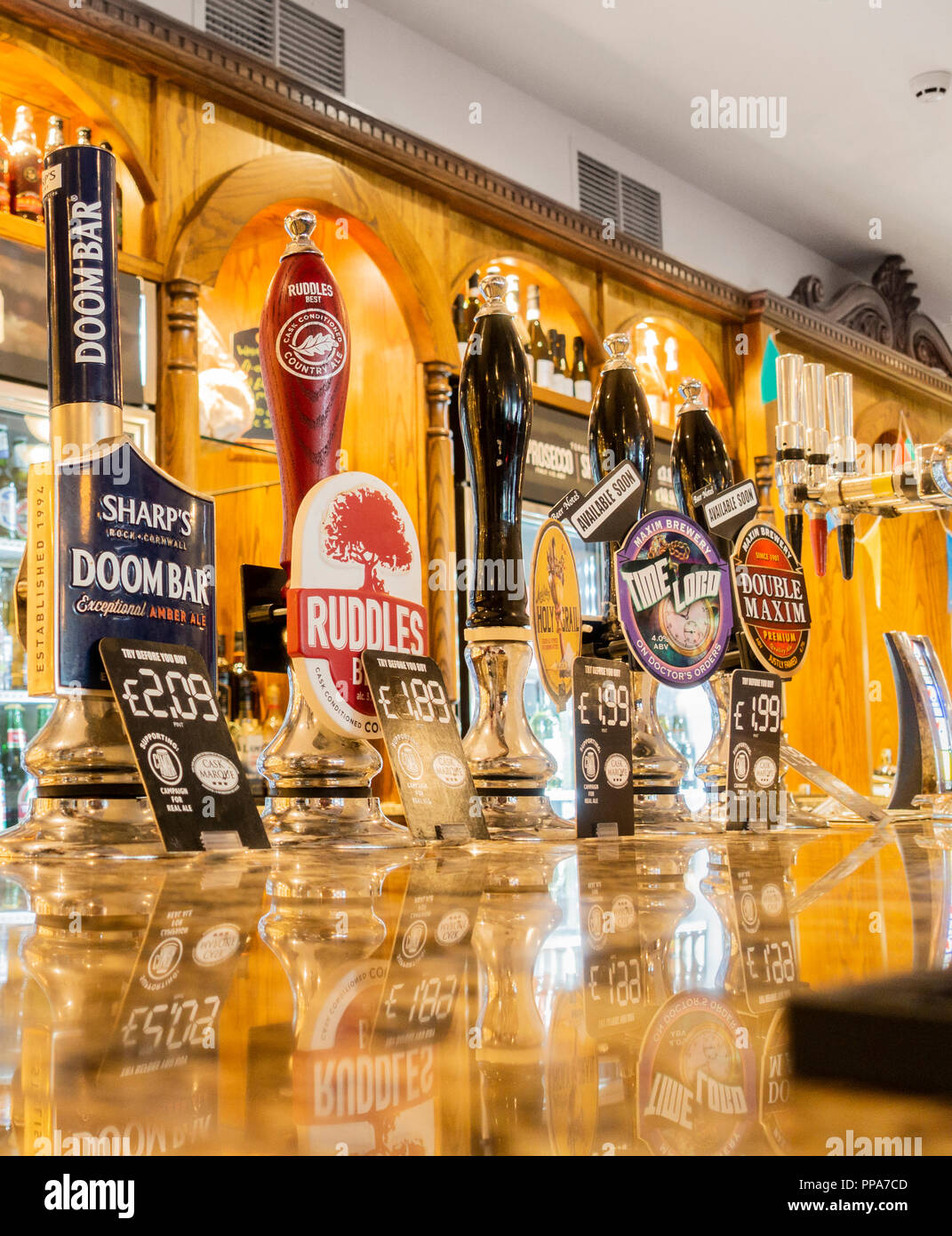 Handwerk Bier an unter zwei Pfund ein Pint in JD Wetherspoon Pub in Nordost-england. Großbritannien Stockfoto