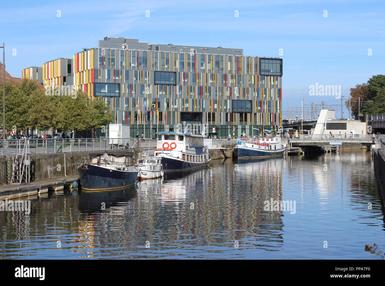 AALST, Belgien, 15. SEPTEMBER 2018: Blick auf das Neue Rathaus und Dender in Aalst. Es ist eine flämische Stadt mit einer Bevölkerung von über 84.000 Menschen. Stockfoto