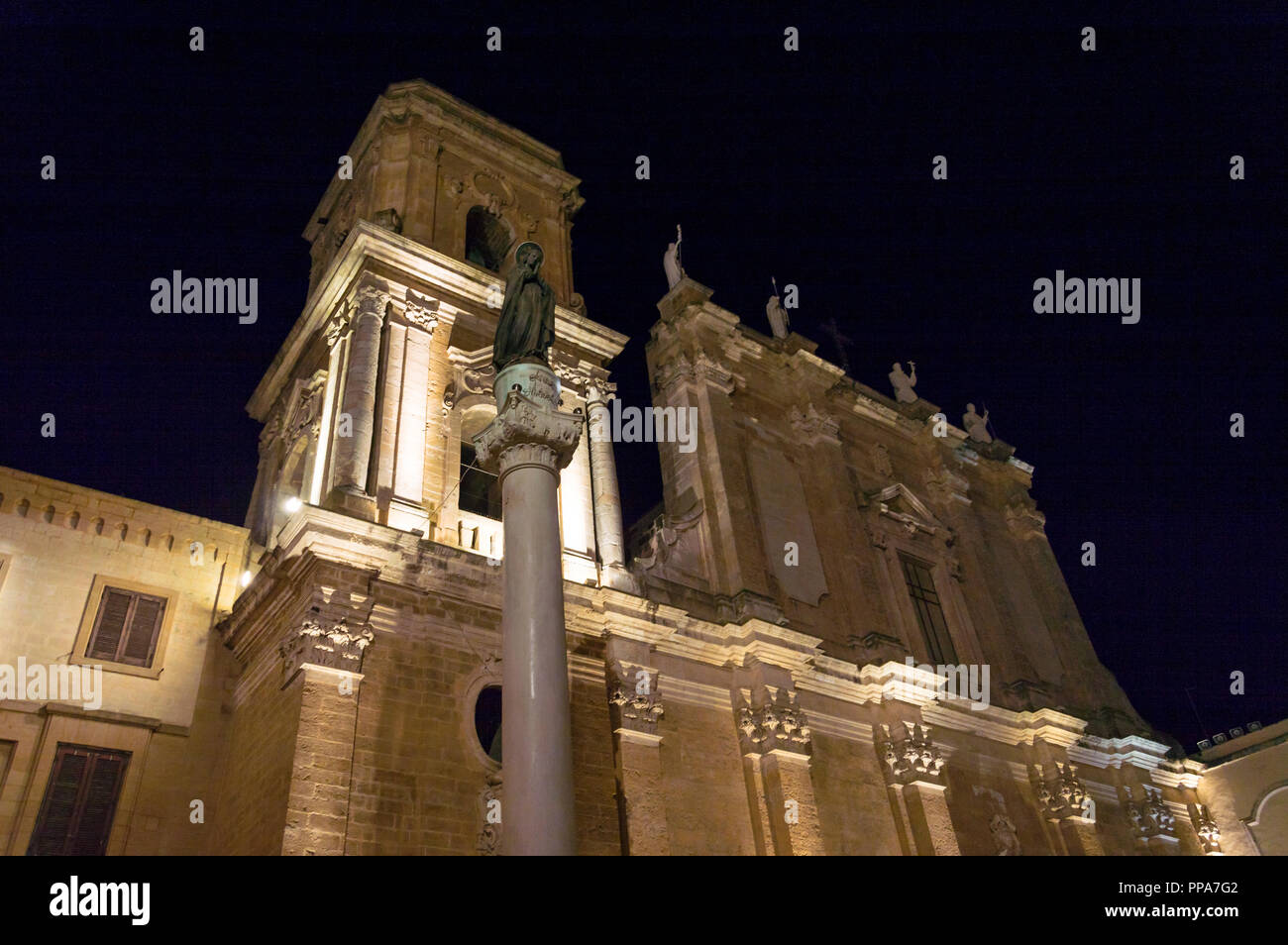 Anzeigen von Brindisi bei Nacht mit den Leuchtturm des Hafens Stockfoto