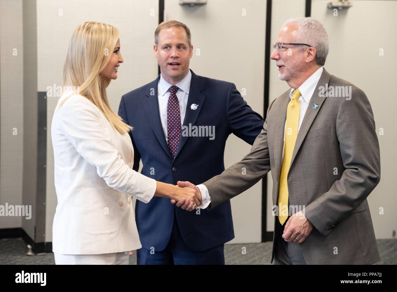 Ivanka Trump, die Tochter von Präsident Donald Trump, Links, ist zum Johnson Space Center Direktor Mark Geyer eingeführt, Rechts, von der NASA Administrator Jim Bridenstine, Mitte, nach der Ankunft für eine Tour durch das Johnson Space Center, 20. September 2018 in Houston, Texas. Stockfoto