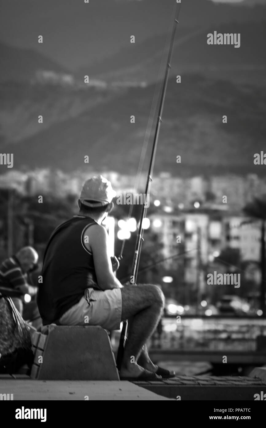 Angeln am Meer in Izmir (Türkei) - Schwarz und Weiß Stockfoto