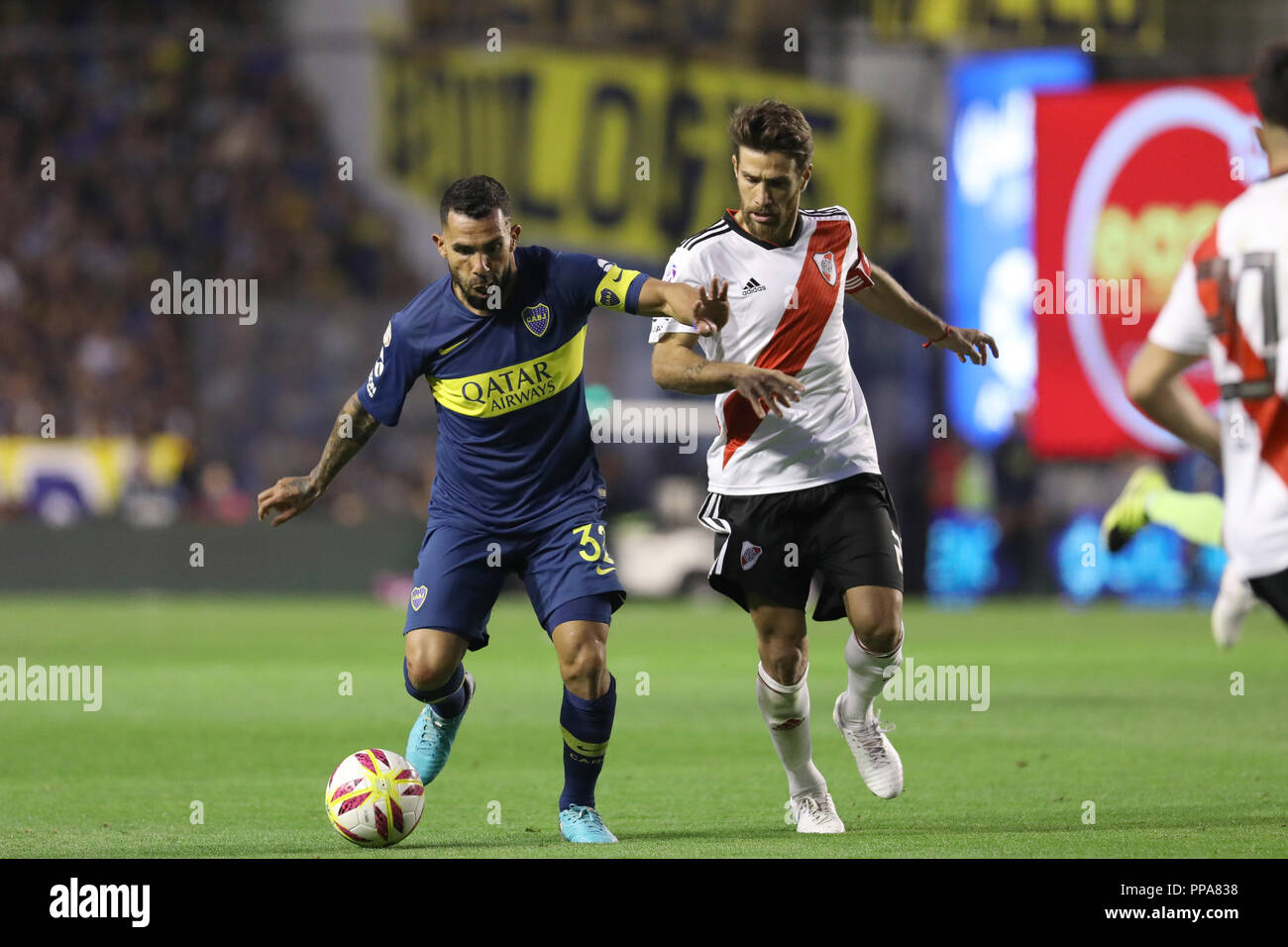 BUENOS AIRES, ARGENTINIEN - 23. SEPTEMBER 2008: Carlos Tevez (Boca) kämpfen die Kugel mit Leonardo Ponzio (Fluss) im Alberto J. Armanado in Buenos Stockfoto