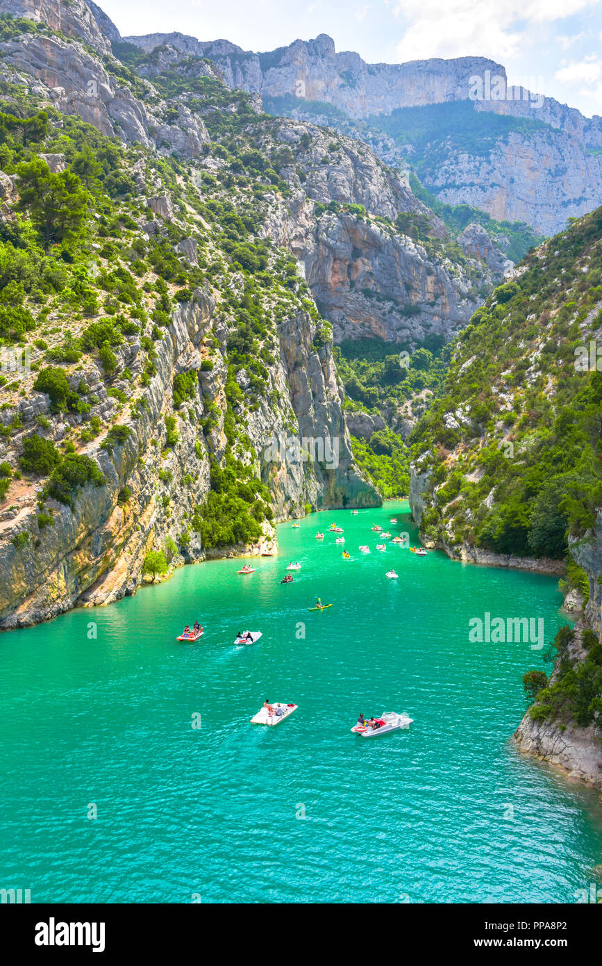 Blick auf die Verdon Schlucht am See von Sainte-Croix, Provence, Frankreich, in der Nähe von Moustiers-Sainte-Marie, Departement Alpes-de-Haute-Provence Stockfoto