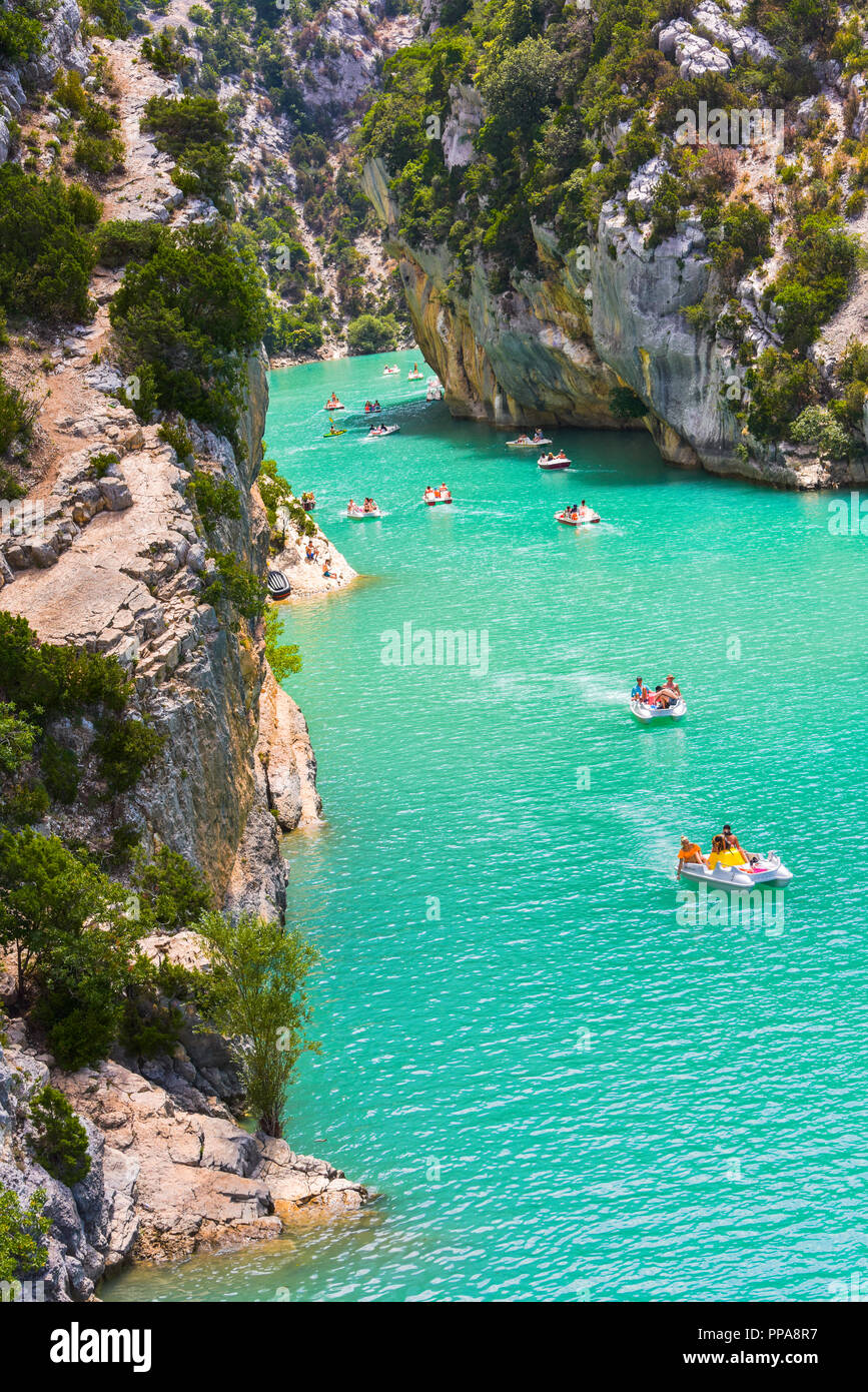 Blick auf die Verdon Schlucht am See von Sainte-Croix, Provence, Frankreich, in der Nähe von Moustiers-Sainte-Marie, Departement Alpes-de-Haute-Provence Stockfoto