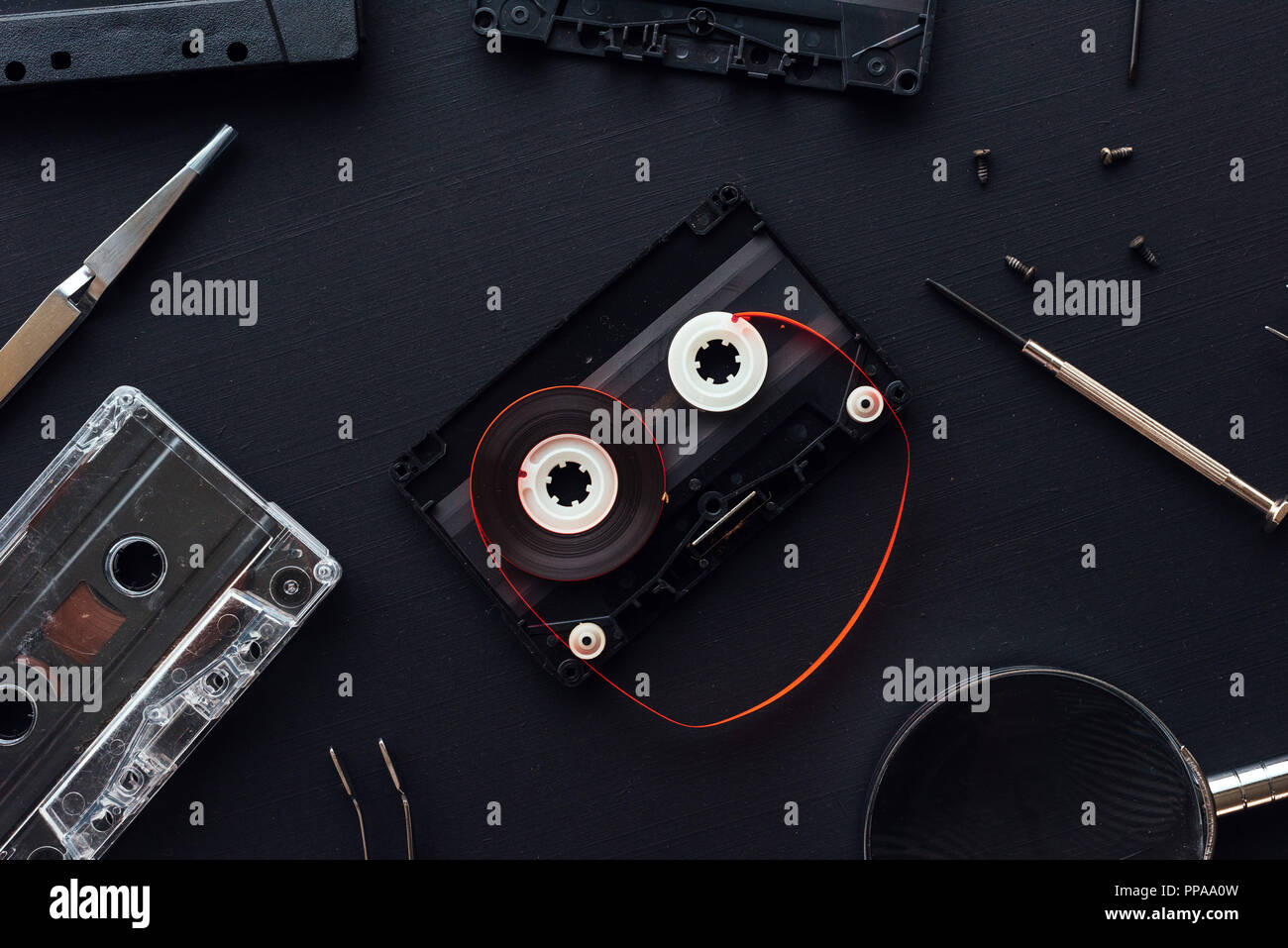 Flach audio Kassette Teile auf dunklem Hintergrund, Blick von oben auf die Retro Technologie und Medien Konzept Stockfoto