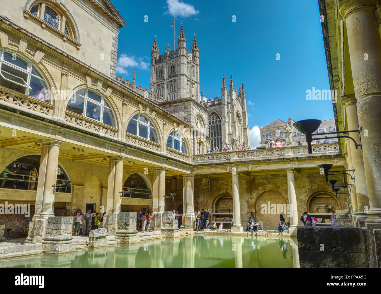 Die große Badewanne unterhalb der Terrasse des Römischen Bäder und Bath Abbey überragt die Bäder, Badewanne, Somerset, England, UK. Stockfoto