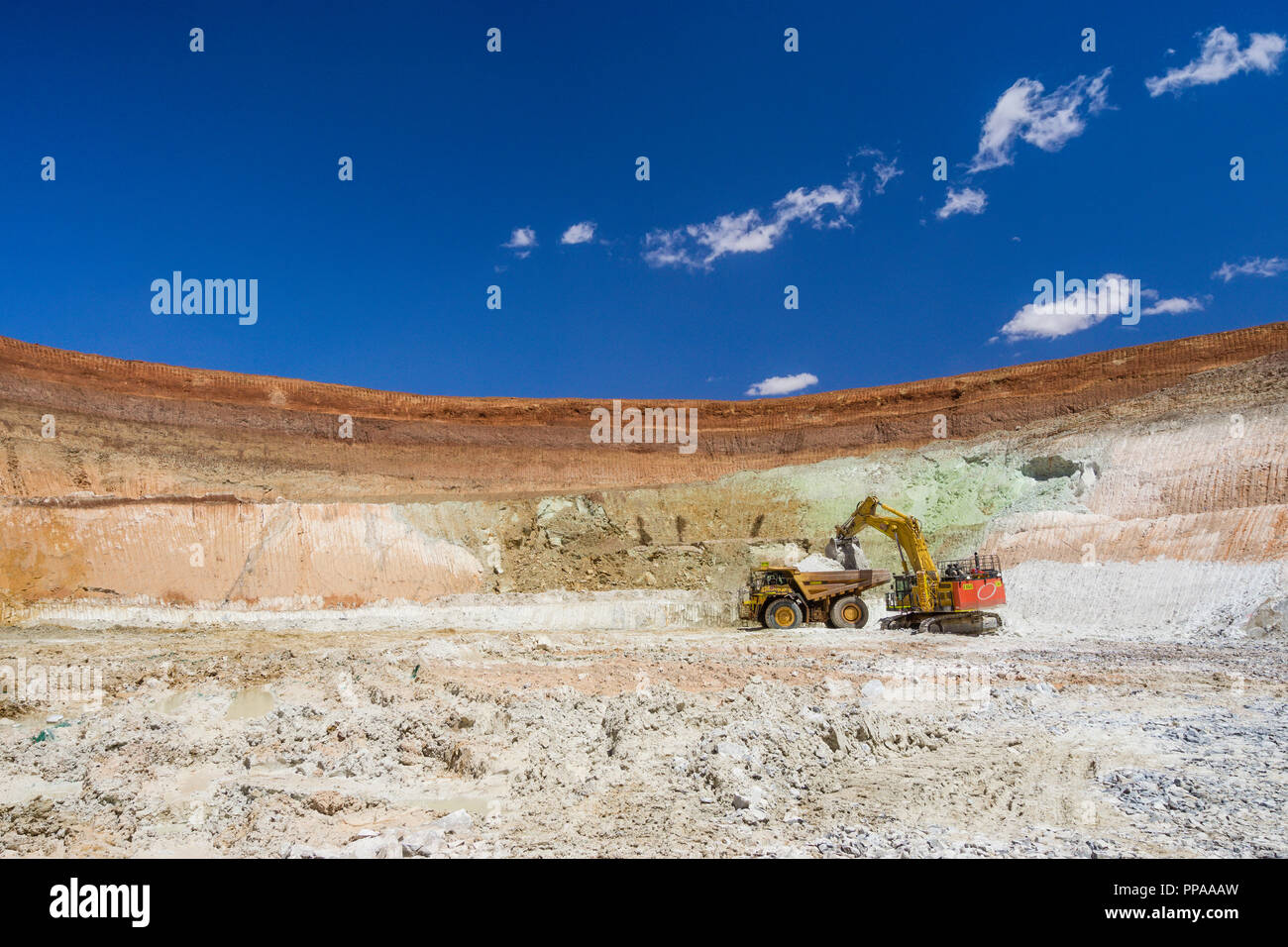 Stapler mit Erz im Tagebau Goldmine geladen, Western Australia Stockfoto