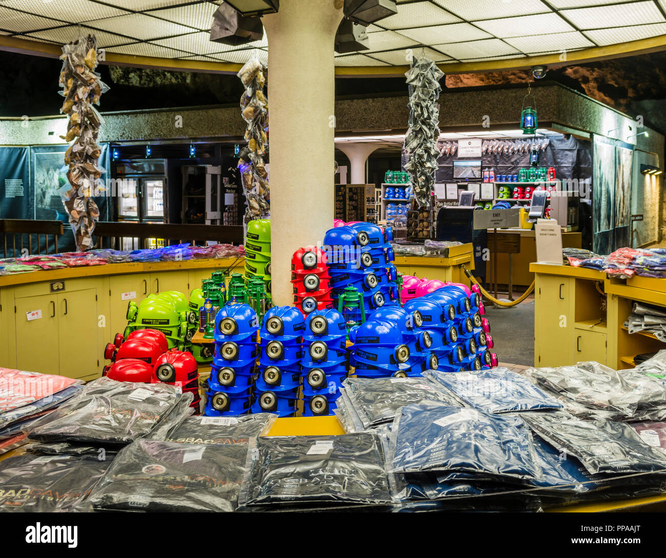 Carlsbad Caverns unterirdische Snackbar und Geschenk Shop Verkauf von caver Helme und touristischen Souvenirs in Carlsbad Caverns National Park New Mexico, USA. Stockfoto