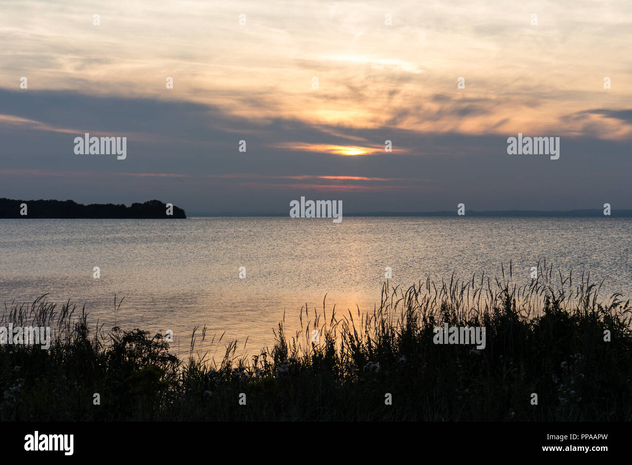 Weiches Licht bei Sonnenuntergang über Lough Neagh, N. Irland. Stockfoto