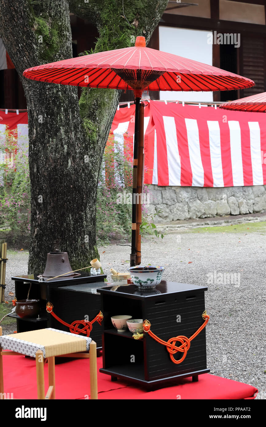 Japanischer Grüner Tee Zeremonie im Garten, Geschirr und Gegenstände für die Teezeremonie Stockfoto