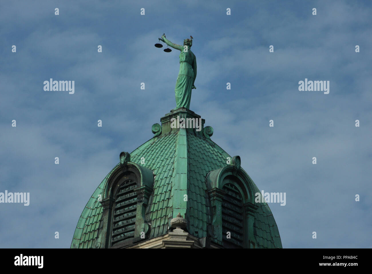 Statue von Dame Justiz auf Rockingham County Courthouse in Harrisonburg, Virginia Stockfoto