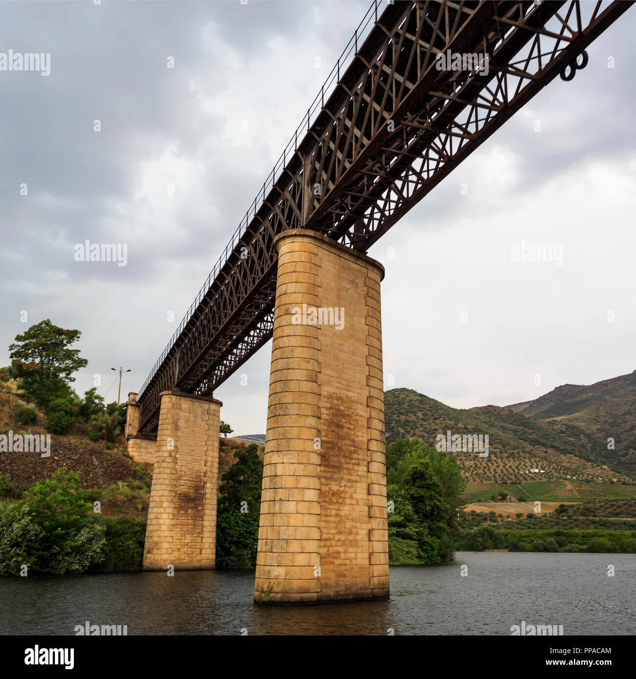 Ansicht der internationalen Eisenbahnbrücke über den Agueda Fluss, Anschluss von Portugal nach Spanien und nun seit 1985 in Barca de Alva deaktiviert, in der Nähe der Th Stockfoto