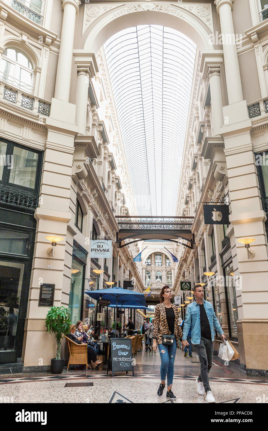 Den Haag, Niederlande - 24 August, 2018: Die Passage Einkaufsarkaden ... Den Haag, Niederlande - 24 August, 2018: Die Passage Einkaufsarkaden ...