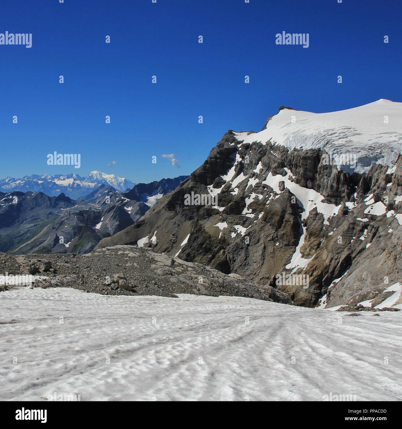 Tsanfleuron Gletscher und entfernten Blick auf den Mont Blanc. Blick von Diablerets Gletscher. Glacier 3000, Schweiz. Stockfoto