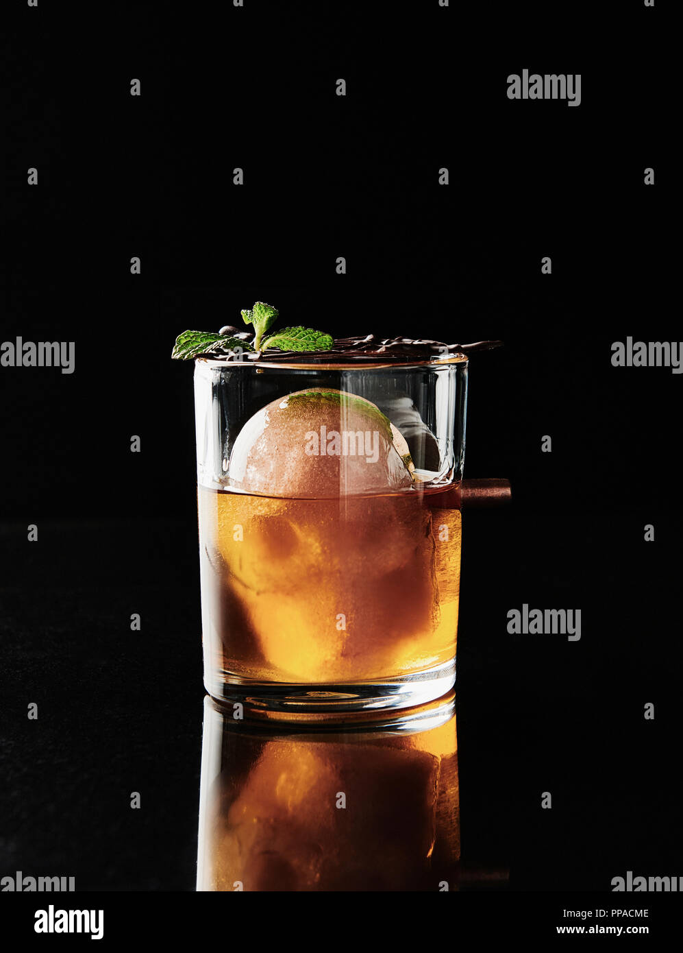 Mixologen köstlicher verführerischer Cocktail auf dunklem Hintergrund Stockfoto