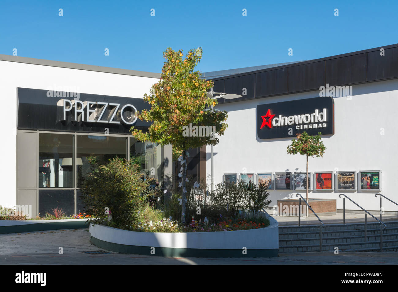 Westgate Retail and Leisure Park – Außenansicht des Cineworld-Kinos und des Prezzo-Restaurants in Aldershot, Hampshire, Großbritannien Stockfoto