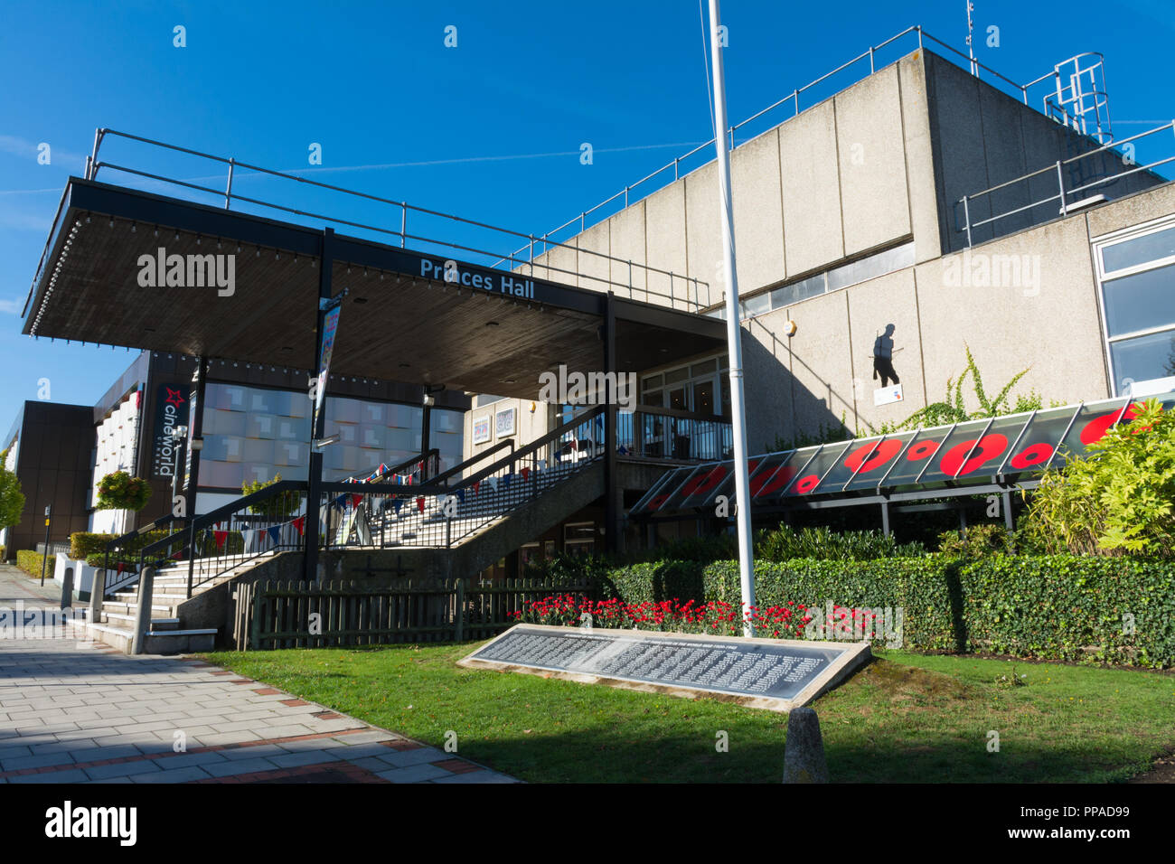 Princes Hall, ein Theater und eine multifunktionale Veranstaltungshalle in Aldershot Town in Hampshire, Großbritannien. Äußere des Gebäudes mit dem Kriegerdenkmal. Stockfoto