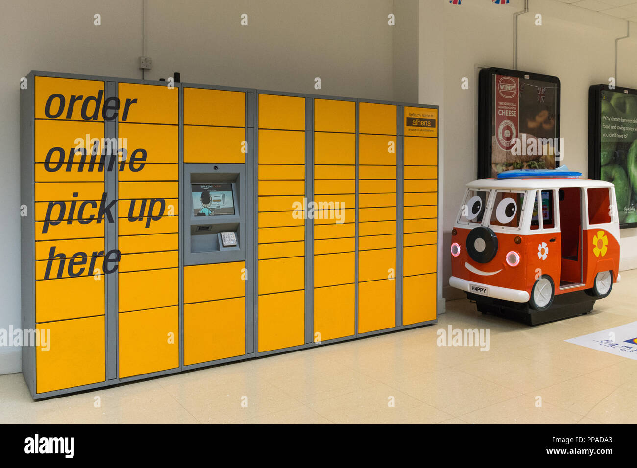 Gelb Amazon Schließfächer und bis Punkt auswählen für Pakete online bestellt in einem Einkaufszentrum, Großbritannien Stockfoto