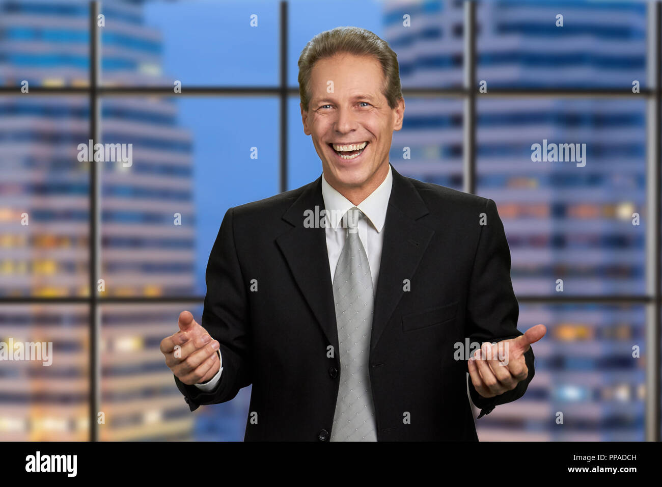 Happy Geschäftsmann auf Wolkenkratzer Hintergrund. Stockfoto